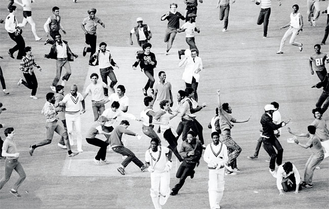 कपिल के जांबाजों ने जैसे ही लॉर्ड्स पर वेस्ट इंडीज को हराया, दर्शक खुशी से दीवाने हो गए