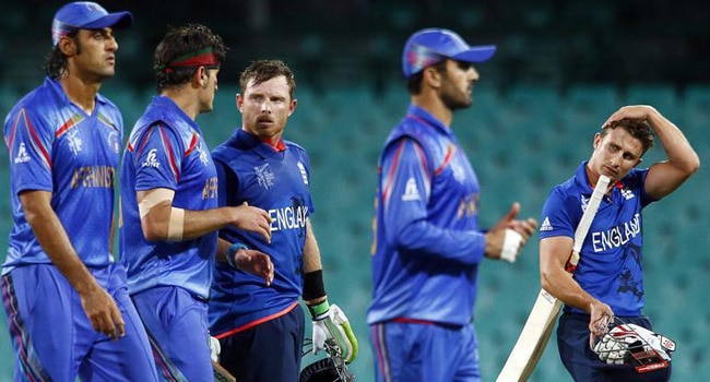 मैच खत्म होने के बाद बात करते हुए अफगानिस्तान और इंग्लैंड के क्रिकेटर