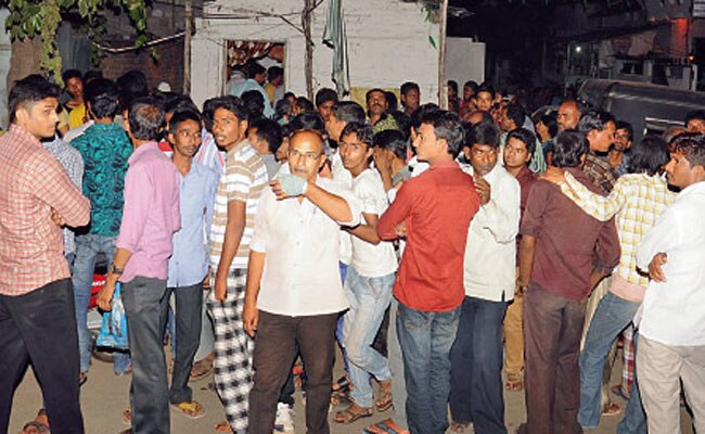 घटना के बाद तालाब के निकट स्थानीय लोग