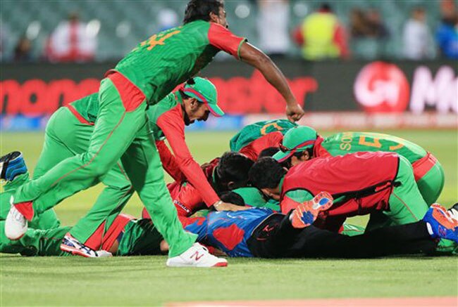 जीत के बाद जश्न मनाते बांग्लादेश के खिलाड़ी