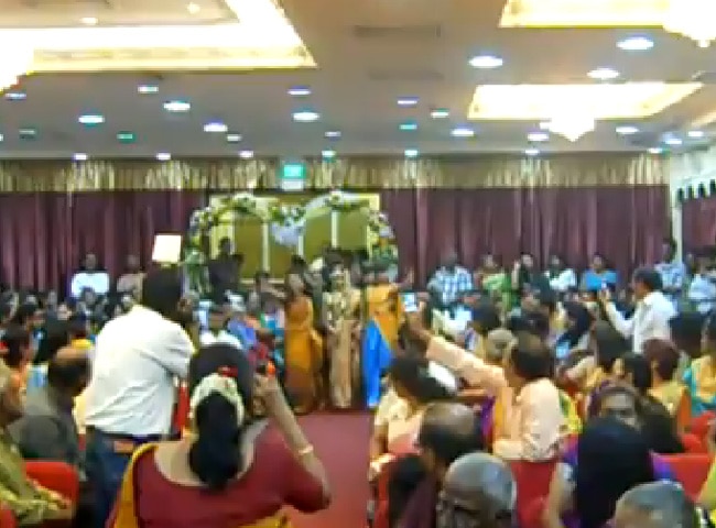 शादी में नाचती दुल्हन