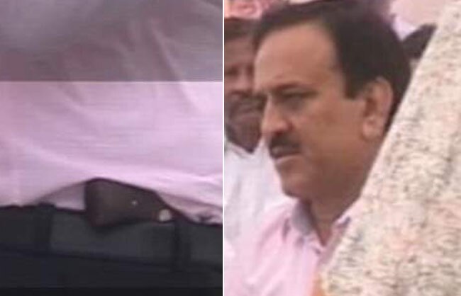 पिस्टल के साथ गिरीश महाजन