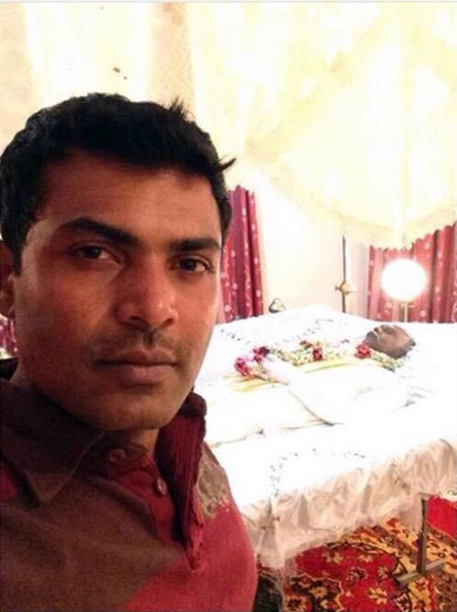 मरे हुए अंकल के शव के साथ सेल्‍फी लेता युवक