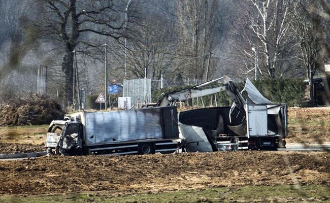 लूटपाट के बाद गाडि़यों में आग लगा दी गई