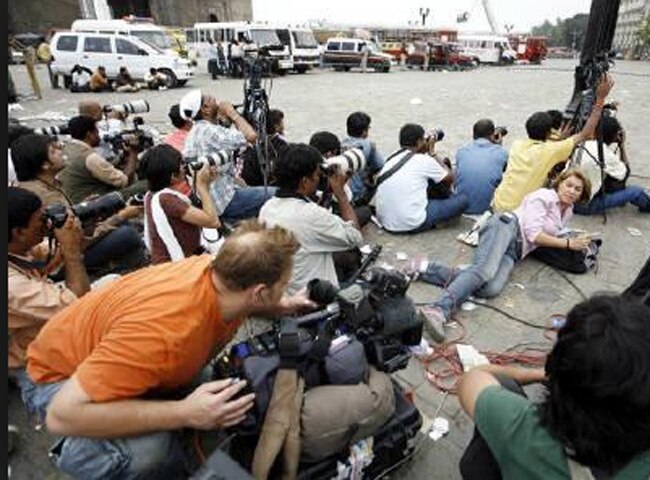 मुंबई हमले के दौरान होटल ताज के बाहर मीडिया