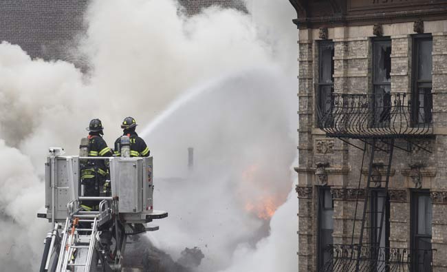 न्यूयॉर्कः बिल्डिंग में ब्लास्ट के बाद लगी भीषण आग