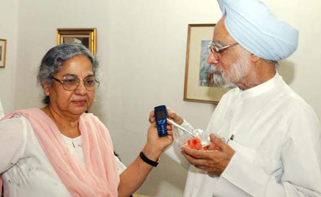 मनमोहन सिंह और उनकी पत्नी गुरशरण कौर की फाइल फोटो