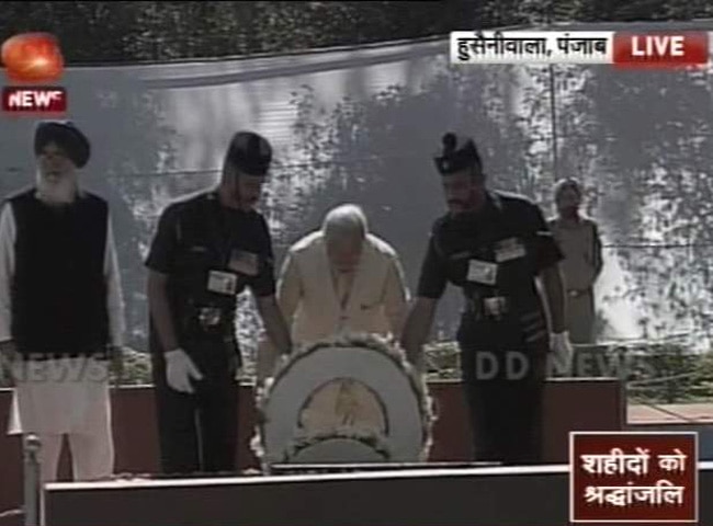 शहीदों की समाधि‍ पर फूल चढ़ाते पीएम मोदी