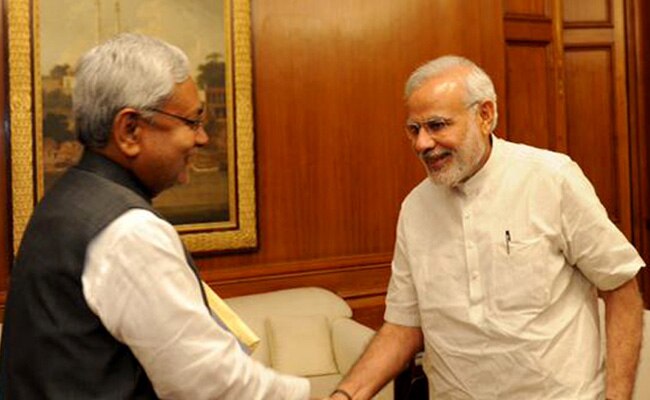 मोदी से हाथ मिलाते नीतीश