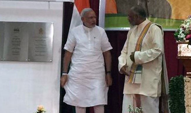 जाफना सांस्कृतिक केंद्र की नींव रखते हुए प्रधानमंत्री मोदी