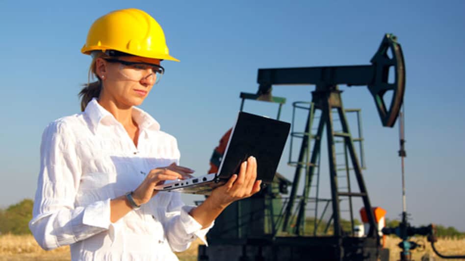 जानिए इंजीनियरिंग के हॉट ब्रांचेज के बारे में - engineering career in electrical aeronautical chemical mechanical - AajTak