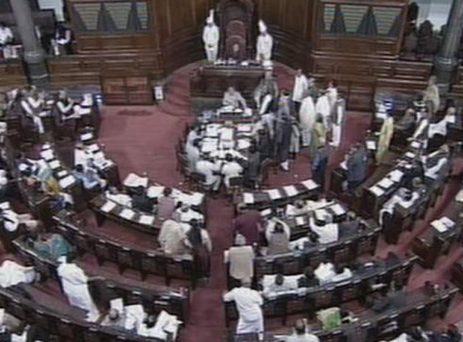 राज्यसभा में हंगामा करते सांसद