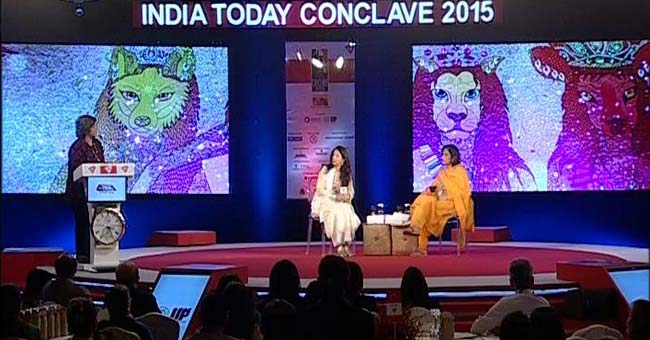 इंडिया टुडे कॉन्क्लेव के मंच पर शोभा डे और मोनी मोसिन