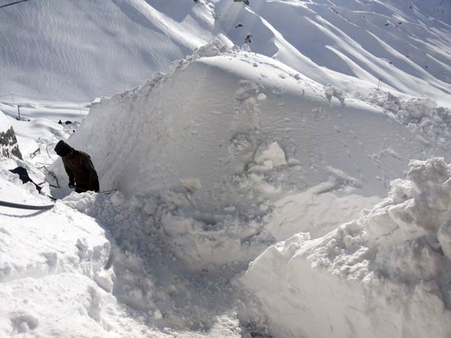 केदारनाथ में शनिवार से बर्फबारी हो रही है