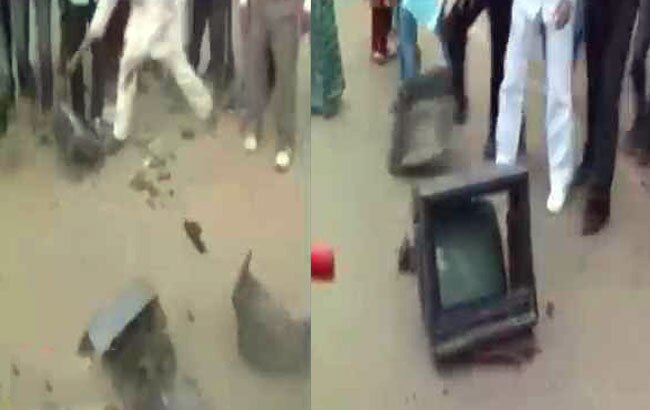 क्रिकेट प्रेमियों ने टीवी तोड़ा