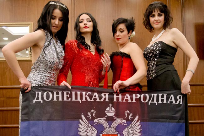 बागी महिला लड़ाकों ने ब्यूटी कॉन्टेस्ट में हिस्सा लिया