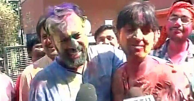 योगेंद्र यादव और कुमार विश्वास ने एक साथ खेली होली