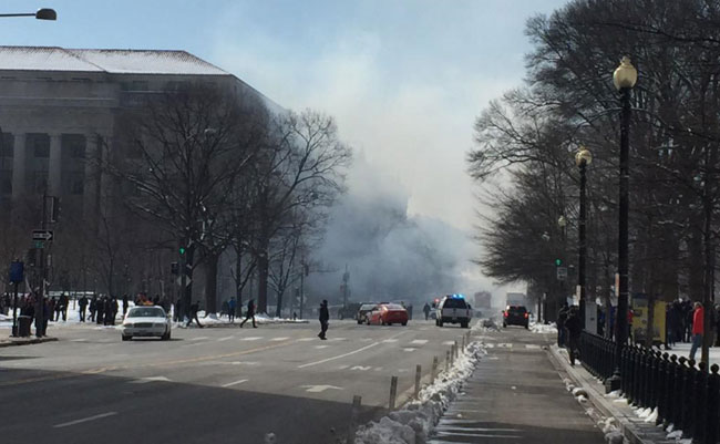 व्हाइट हाउस के पास उठता धुंआं
