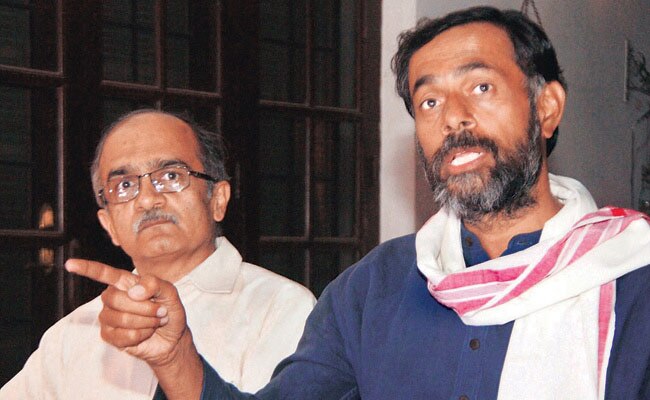 योगेंद्र यादव और प्रशांत भूषण (फाइल फोटो)