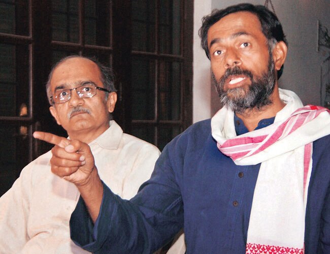 योगेंद्र यादव और प्रशांत भूषण (फाइल फोटो)