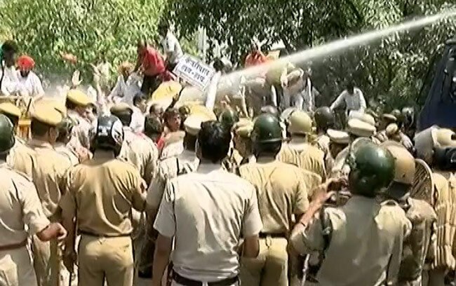 खुदकुशी मामले पर दिल्ली में विरोध प्रदर्शन