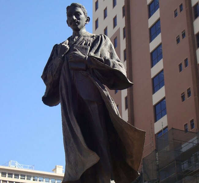 गांधी स्क्वायर पर स्थि‍त गांधी जी की प्रतिमा (फाइल फोटो)