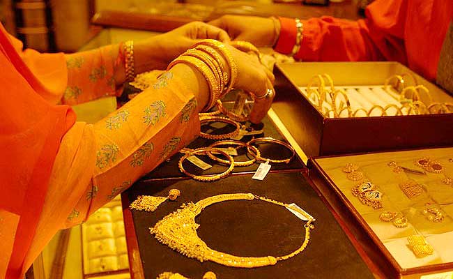 सोने की कीमत में 100 रुपये की गिरावट