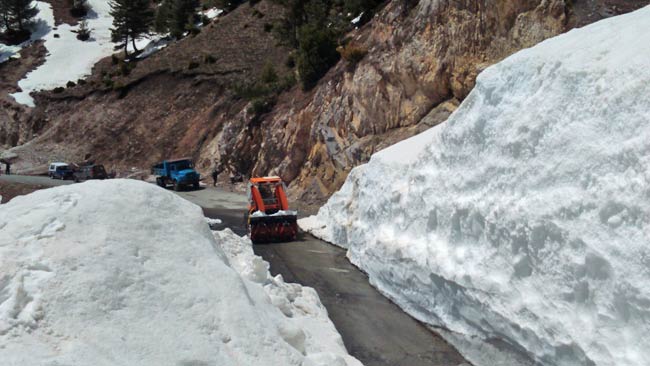 बर्फ से ढका हुआ है श्रीनगर-करगिल हाईवे