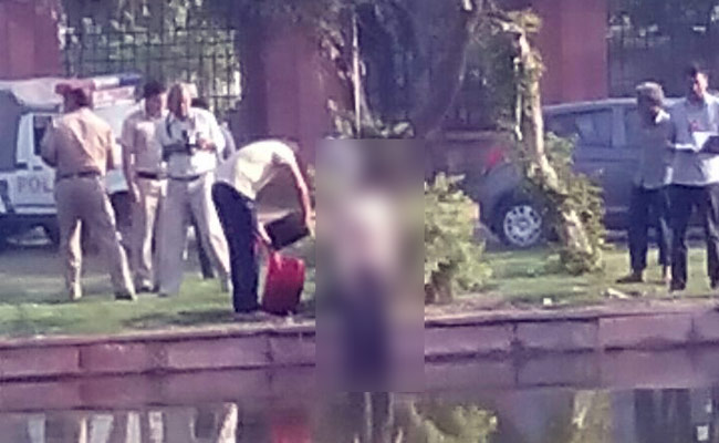 इंडिया गेट के पास पेड़ पर लटकती लाश मिलने से सनसनी फैल गई