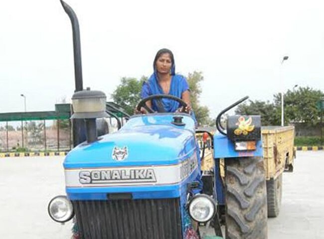ट्रैक्टर पर बैठी सुमन रानी