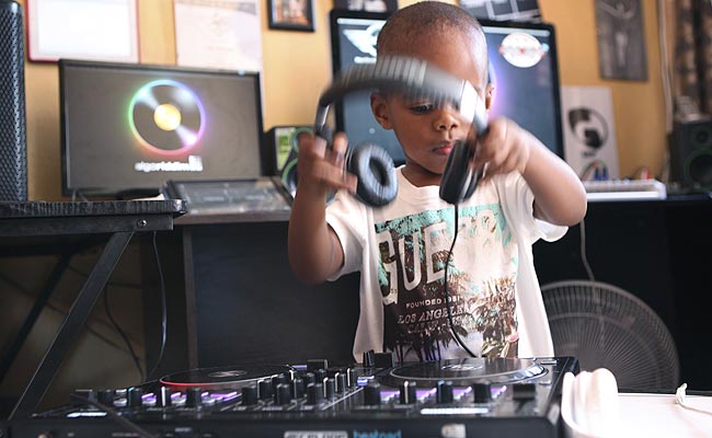 2 साल का डिस्क जॉकी ओराटिल्वे ह्लॉन्गवाने