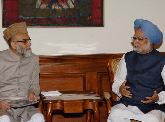 मुलाकात करते पूर्व प्रधानमंत्री मनमोहन सिंह और शाही इमाम बुखारी (फाइल फोटो)