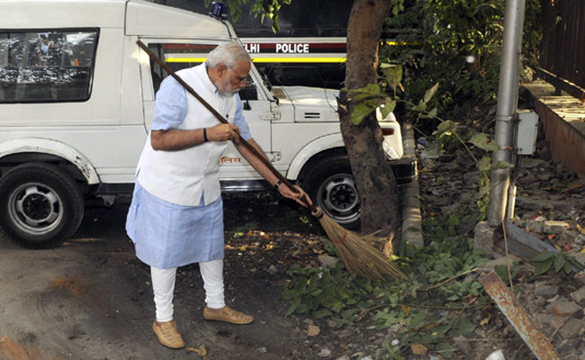 स्वच्छ भारत मिशन के तहत प्रधानमंत्री मोदी ने भी सफाई की थी