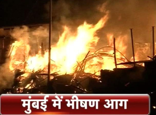 गैराज में लगी आग की लपटें