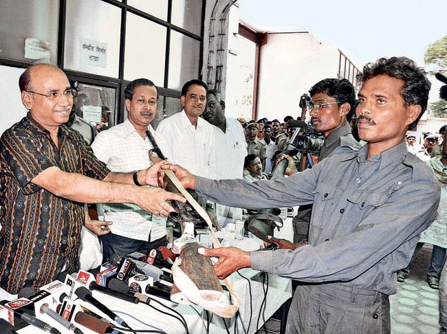 नौकरी का झांसा देकर रिश्वत लेकर कराया आत्मसमर्पण