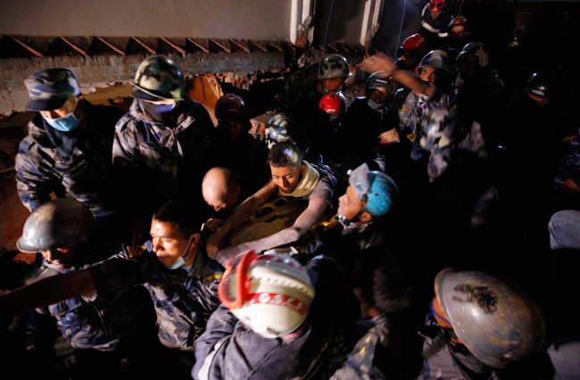 ऋषि खनाल नाम के युवक को बचाती टीम