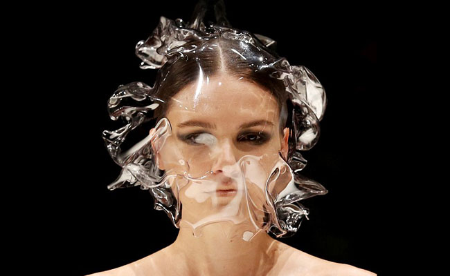 रैंप पर वॉक करती मॉडल्स