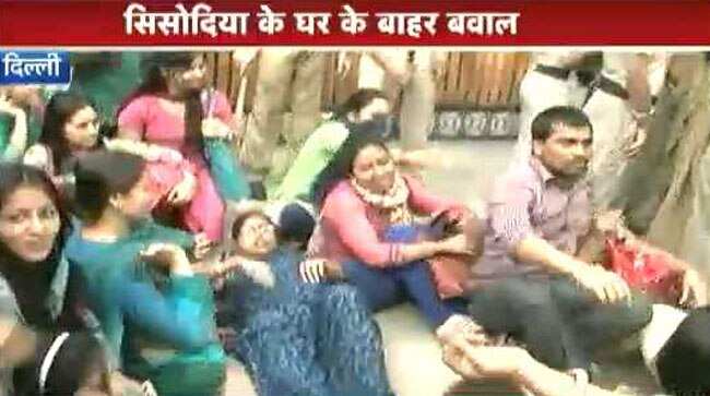 अस्थाई टीचरों ने किया डिप्टी CM का घेराव