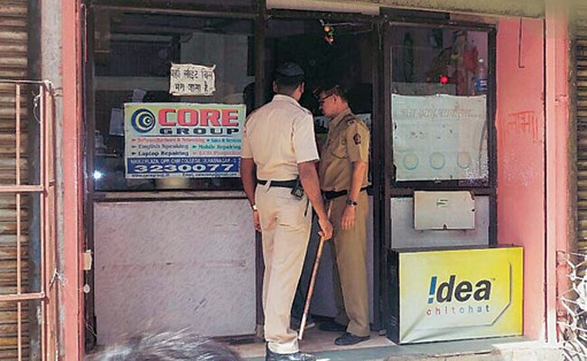 छापामारी करती पुलिस की टीम