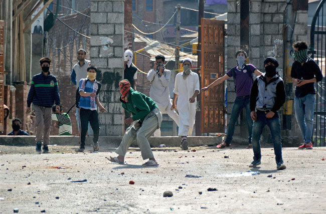 पत्थरबाजी करते युवक (फाइल फोटो)