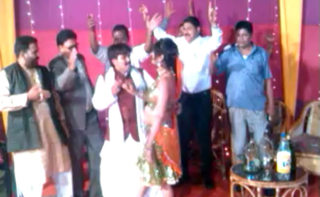 अश्लील गाने की शूटिंग करते बीजेपी नेता