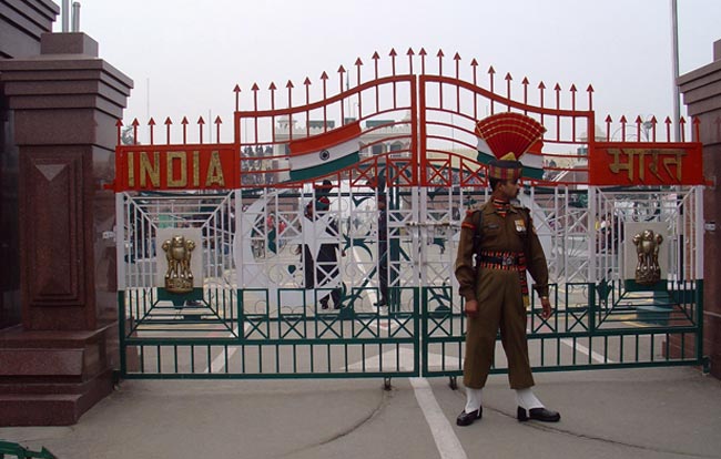 वाघा बॉर्डर के पास हुई फायरिंग