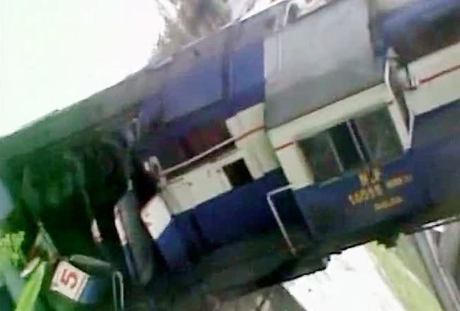 पुल के नीचे लटकती ट्रेन की बोगी