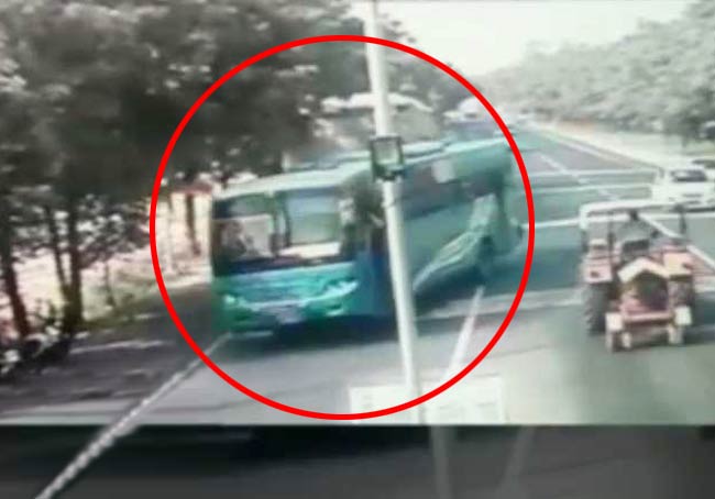 मोगा हादसे में बस का सीसीटीवी फुटेज