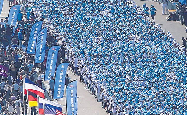 ह्यूमन चेन बनाते कर्मचारी