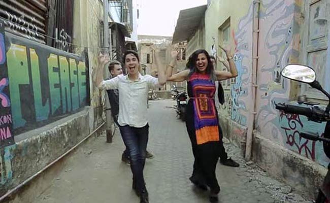 A scene from Chaiyya Chaiyya Mash up video