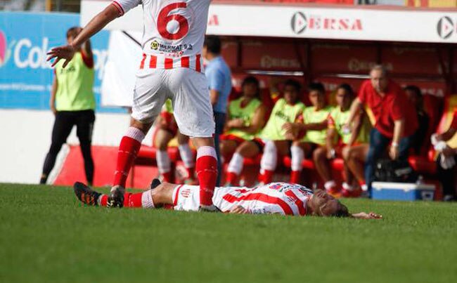 क्रिस्टियन गोमेज मैदान पर गिर पड़े और उनकी मौत हो गई