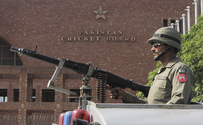 किले में तब्दील हुआ गद्दाफी स्टेडियम