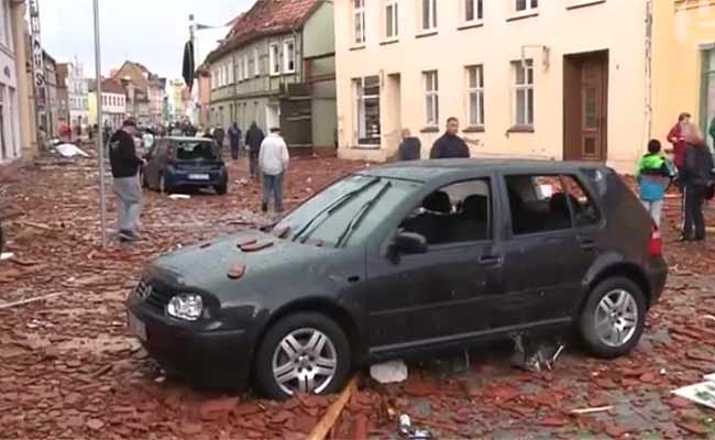 ब्यूटजो शहर में तूफान में कई छतें गिर गईं