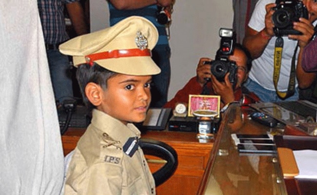10 साल का बच्चा गिरीश बना पुलिस कमिश्नर